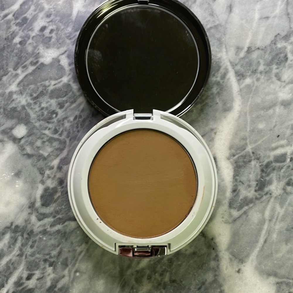 Clinique Beyond Perfecting‎ Powder Foundation Honey